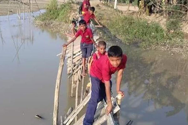 সীমান্তের সাঁকো পাহাড়ের মতোই কলমাকান্দায় ঝুঁকিপূর্ণ বাঁশের সাঁকো    
