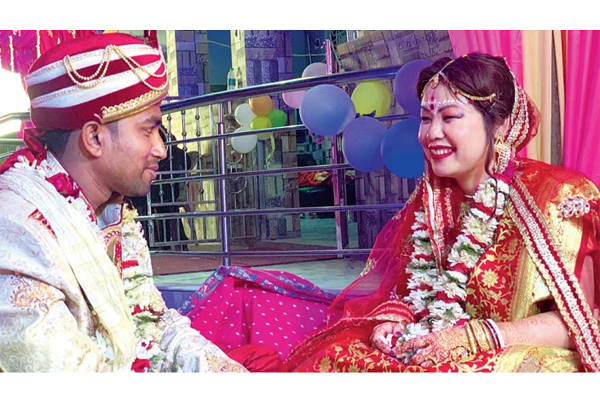 করোনা আতঙ্কের মধ্যেই সাত পাকে বাঁধা পড়লেন চীনা তরুণী