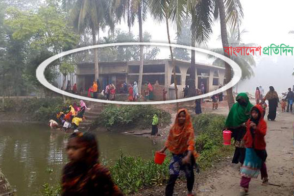 মনের ইচ্ছা পূরণে মসজিদ ধুয়ে পানি নিতে মানুষের ঢল