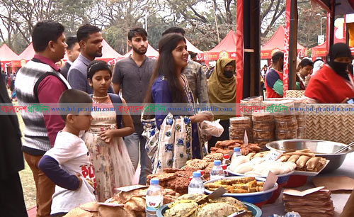 বরিশালে দুই দিনব্যাপী পিঠা উৎসবে দর্শনার্থীদের উপচে পড়া ভিড়
