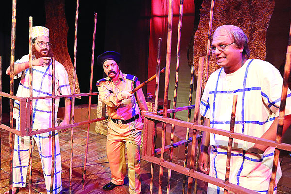 নগর জুড়ে ছুটির আমেজ