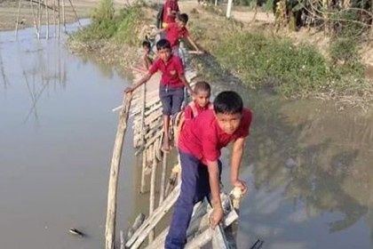 সীমান্তের সাঁকো পাহাড়ের মতোই কলমাকান্দায় ঝুঁকিপূর্ণ বাঁশের সাঁকো    