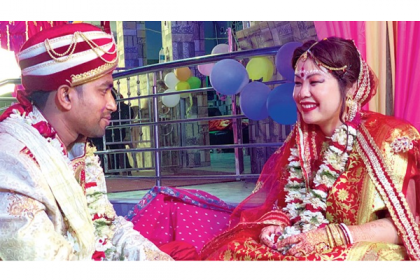 করোনা আতঙ্কের মধ্যেই সাত পাকে বাঁধা পড়লেন চীনা তরুণী