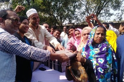 শ্রীপুরে কৃষাণীদের হাঁস-মুরগি বিতরণ