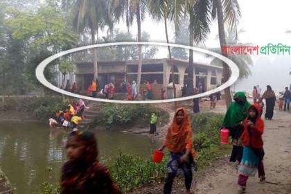 মনের ইচ্ছা পূরণে মসজিদ ধুয়ে পানি নিতে মানুষের ঢল