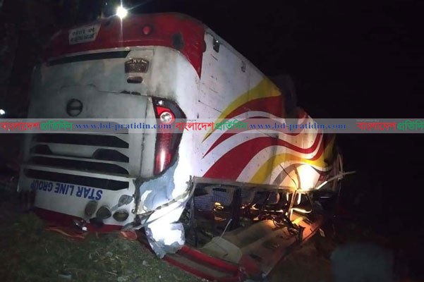 চকরিয়ায় বাস উল্টে নারীসহ নিহত ৪