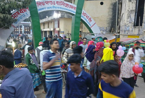 এসএসসি ও অনার্স পরীক্ষার কেন্দ্রের পাশে চলছে বাণিজ্য মেলা