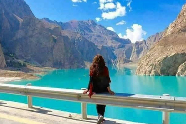 এই মায়াবী হ্রদেই ঘুমিয়ে আছে ভয়ানক স্মৃতি!