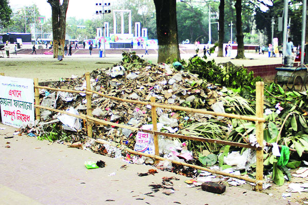 শহীদ মিনারের সামনে ময়লা-আবর্জনা
