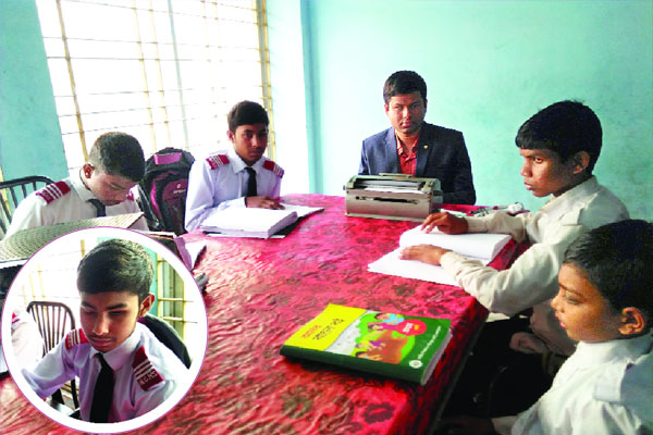 আলোর পথ দেখাচ্ছেন দৃষ্টিপ্রতিবন্ধী জাকারিয়া