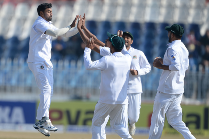 পাকিস্তানের দুই টপঅর্ডারকে ফেরালেন রাহি