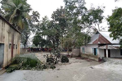 কসবায় স্কুলের নলকূপ থেকে গ্যাস-বালু উদগিরণ বন্ধ