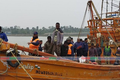 সমুদ্রসীমায় অবৈধ অনুপ্রবেশ করে মাছ শিকার, ১২ ভারতীয় জেলে আটক 