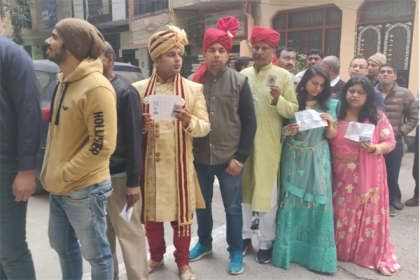 বরযাত্রী নিয়েই ভোট দিতে গেলেন বর!