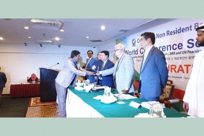 এনআরবি অ্যাওয়ার্ড পেলেন সাংবাদিক রুহুল আমিন রাসেল