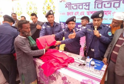 নদী ভাঙনে ক্ষতিগ্রস্তদের মাঝে শীতবস্ত্র বিতরণ