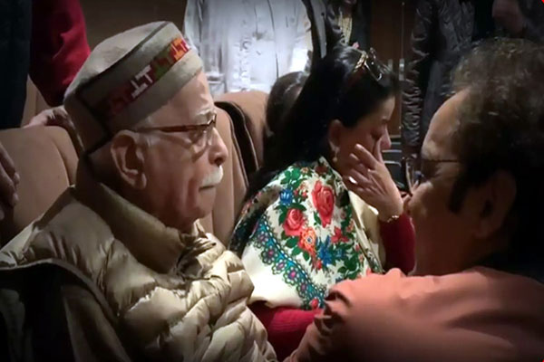 কাশ্মীরীদের ঘর ছাড়ার গল্প 'শিকারা' দেখে কেঁদে ফেললেন বিজেপির  আদভানি