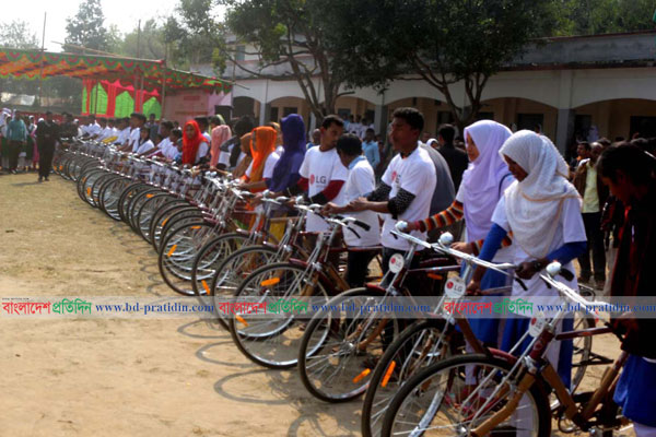ওরা এখন স্কুলে যাবে সাইকেলে
