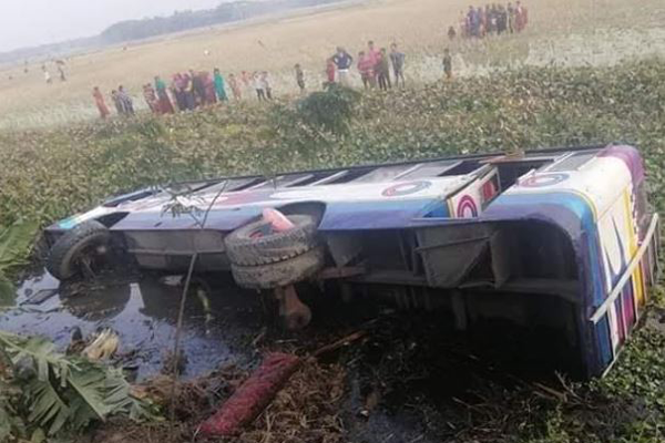 চরফ্যাশনে যাত্রীবাহী বাস খাদে পড়ে আহত ৩০