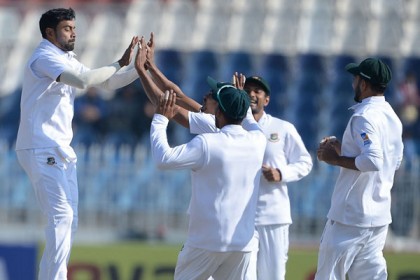 দিনের শুরুতেই বাবর আজমকে সাজঘরে পাঠালেন রাহী