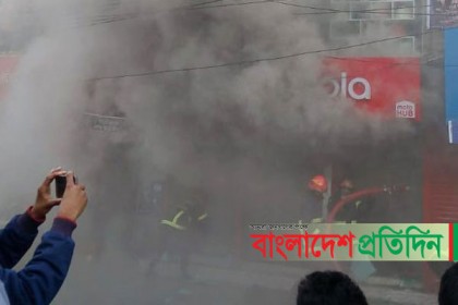 রাজশাহীতে মোবাইলের শো-রুমে আগুন
