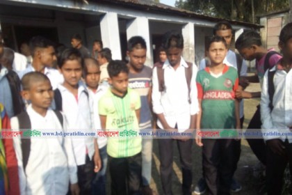 নাটোরে ছাত্রদের চুল কেটে বরখাস্ত হলেন প্রধান শিক্ষক