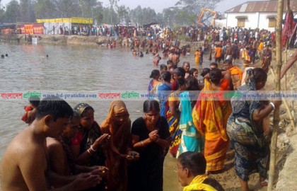 বগুড়ায় মাঘী পূর্ণিমা উৎসবে পূণ্যার্থীদের ঢল
