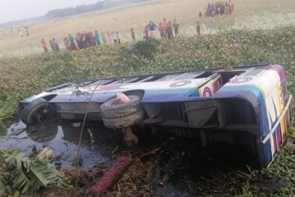 চরফ্যাশনে যাত্রীবাহী বাস খাদে পড়ে আহত ৩০