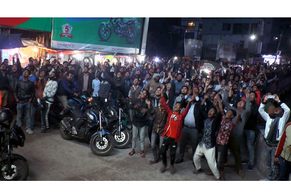 বাংলাদেশ চ্যাম্পিয়ন হওয়ায় উল্লাসে মেতেছেন বরিশালবাসী