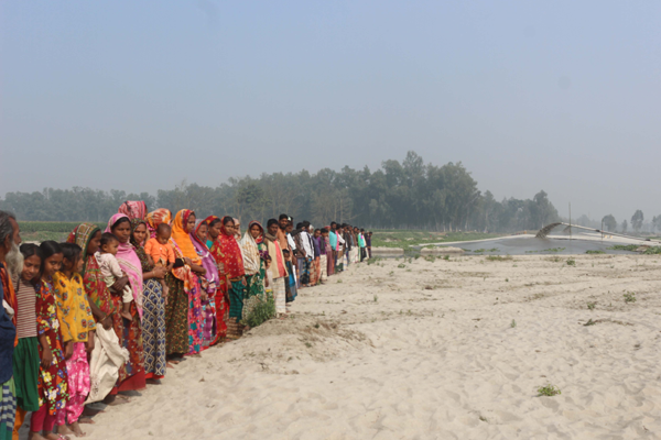 বীরগঞ্জে ভূমিহীন কৃষকদের মানববন্ধন