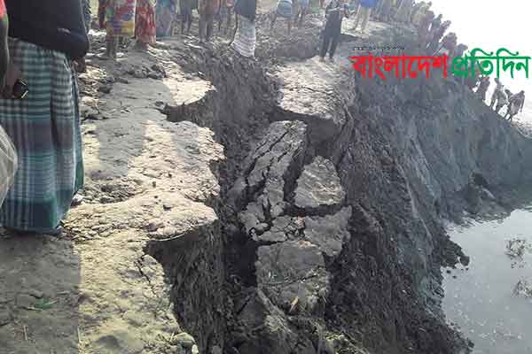 খুলনায় বাঁধে ভয়াবহ ভাঙন, আতঙ্কে এলাকাবাসী
