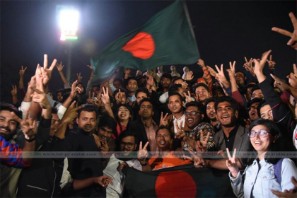 ‌‘বাংলাদেশ, বাংলাদেশ’ স্লোগানে মুখরিত টিএসসি