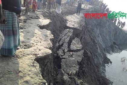 খুলনায় বাঁধে ভয়াবহ ভাঙন, আতঙ্কে এলাকাবাসী