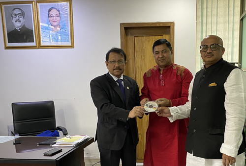 'শ্রেষ্ঠ সন্তান' গানের ডিভিডি মুজিববর্ষ উদযাপন কমিটির কাছে হস্তান্তর