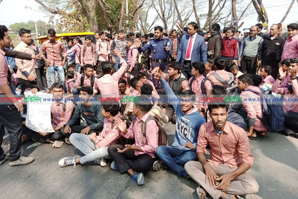 বকেয়া বেতনের দাবিতে কর্মবিরতি, শিক্ষকদের ক্লাসে ফেরাতে শিক্ষার্থীদের বিক্ষোভ 