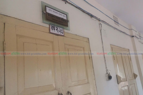 দরজা বন্ধ করে অফিস করেন ইউএনও!