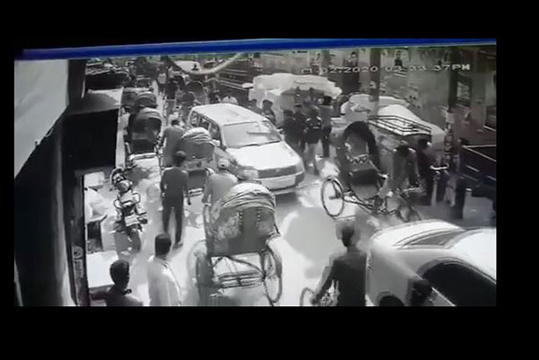 নয়াবাজারে নিউজ টোয়েন্টিফোর টিমের ওপর অবৈধ বন্ড সন্ত্রাসীদের হামলা (ভিডিও)