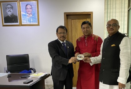 'শ্রেষ্ঠ সন্তান' গানের ডিভিডি মুজিববর্ষ উদযাপন কমিটির কাছে হস্তান্তর