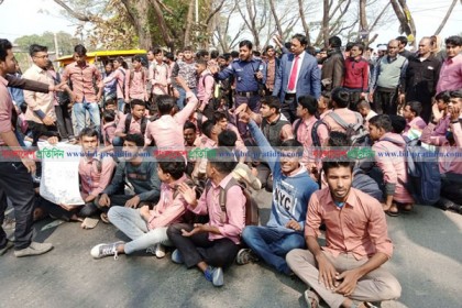 বকেয়া বেতনের দাবিতে কর্মবিরতি, শিক্ষকদের ক্লাসে ফেরাতে শিক্ষার্থীদের বিক্ষোভ 