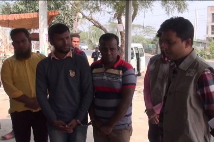 নরসিংদী আঞ্চলিক পাসপোর্ট অফিসে অভিযান, আটক ৪
