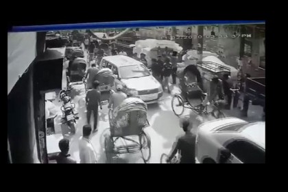 নয়াবাজারে নিউজ টোয়েন্টিফোর টিমের ওপর অবৈধ বন্ড সন্ত্রাসীদের হামলা (ভিডিও)