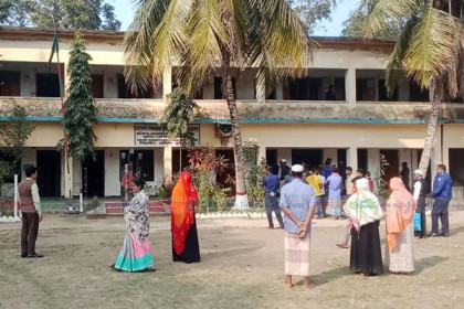এসএসসি’তে নকল করতে না দেওয়ায় হামলা-ভাঙচুর, অংশ নেন অভিভাবকরাও!