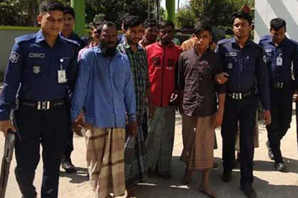 সেন্টমার্টিনে ট্রলারডুবির ঘটনায় ১৯ দালালের বিরুদ্ধে মামলা, আটক ৮