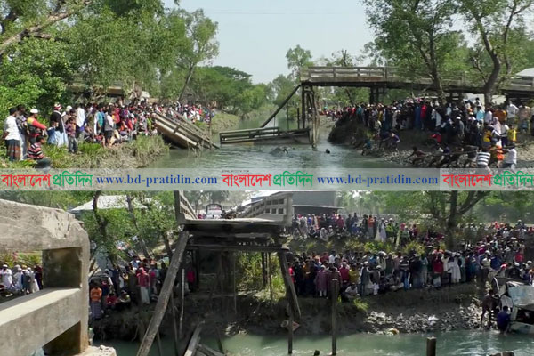 কলাপাড়ায় ব্রিজ ভেঙে বালু ভর্তি ট্রলি খালে, নিখোঁজ ১
