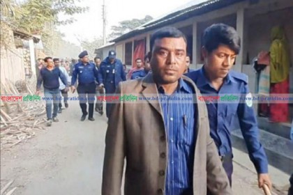 ছাত্রীদের অশ্লীল ভিডিও দেখানোর অভিযোগে প্রধান শিক্ষককে পিটুনি