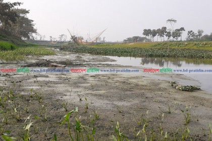 
কালাডুমুরে পলি জমায় সেচ সংকটে ৫০ হাজার বিঘা জমি