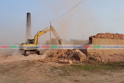 গাজীপুরে তিন অবৈধ ইটভাটা ভেঙে গুঁড়িয়ে দিল পরিবেশ অধিদপ্তর