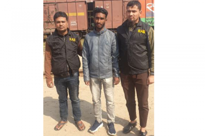 নাটোরে মাদক ব্যবসায়ী গ্রেফতার 