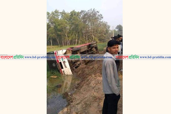 চবিগামী শিক্ষার্থীবাহী বাস বিলে পড়ে আহত ২৫