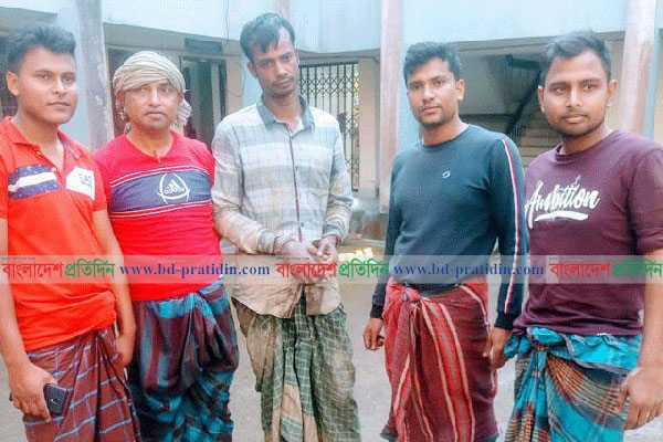 মাছ শিকারির ছদ্মবেশে ডাকাত ধরলেন ওসি